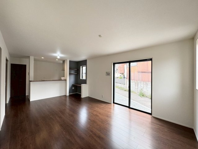 ーBloomーブルームー小倉南区田原3丁目1期　【小倉南区　新築戸建て】の居間・リビング|南向きなので一日中陽が当たり暖かい環境で気持ちよく過ごせるリビングダイニング♪　【小倉南区　新築戸建て】