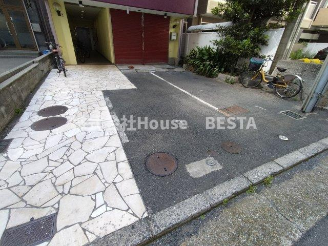 ヒルズコート海岸通の駐車場