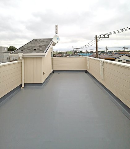 入間郡三芳町大字北永井の新築一戸建のバルコニー|広い屋上バルコニーはベランピングや天体観測、ガーデニングなど、おうち時間も楽しくリフレッシュできる特別な空間です。