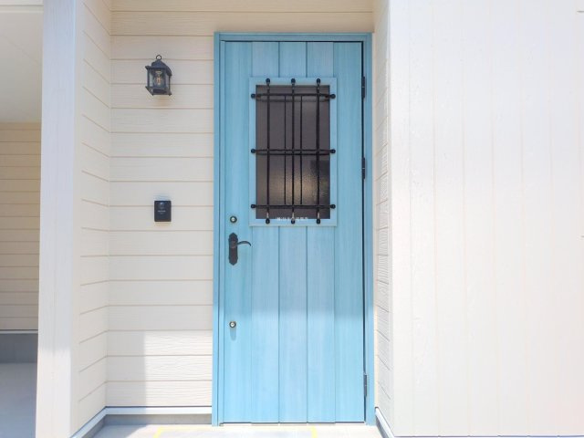 入間郡三芳町大字北永井の新築一戸建の玄関|扉や玄関灯もこだわりの感じられる外装です。