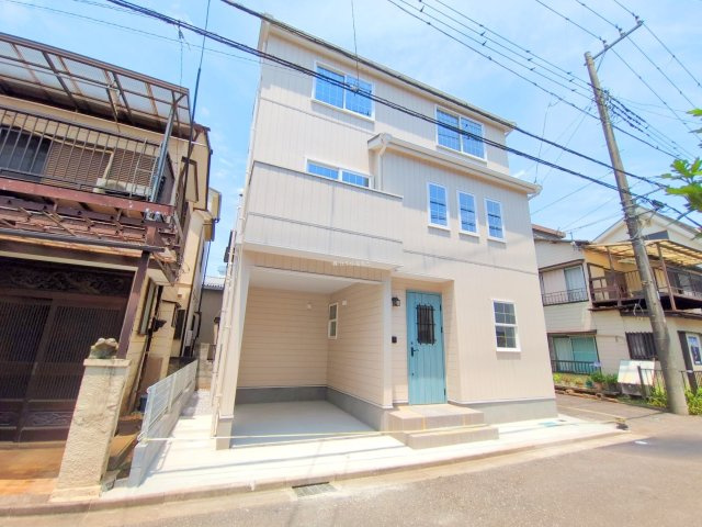 入間郡三芳町大字北永井の新築一戸建の外観|3LDK＋ガレージ＋屋上バルコニー、デザイン性だけでなく機能性も高く暮らしやすい住まいをぜひ見に来てください。