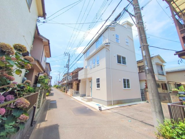 入間郡三芳町大字北永井の新築一戸建の前面道路含む現地写真|南側公道に接道した日当たりの良い立地です。