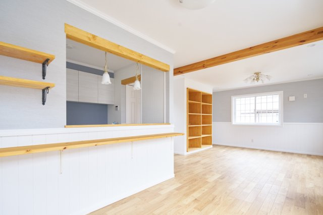 入間郡三芳町大字北永井の新築一戸建の居間・リビング|対面キッチンならお料理の配膳や片付けもスムーズです。家族との会話を楽しみながらお料理することが出来ます。