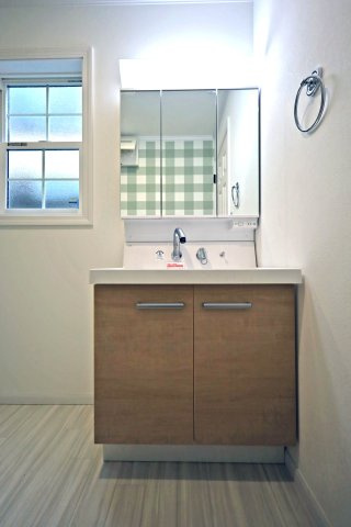 入間郡三芳町大字北永井の新築一戸建の洗面所|三面鏡つきの洗面台。ミラーキャビネットになっているので歯ブラシや洗顔、ヘア用品などたっぷり収納できてスッキリとお使いいただけます。