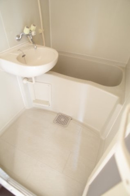 【洗面所】 | 神明マンション | 洗面台も浴室内にございます。