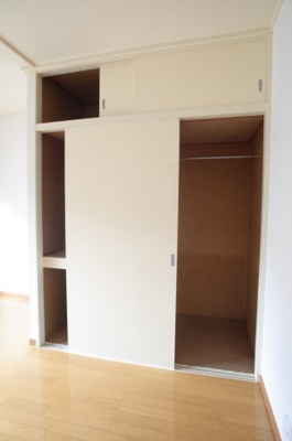 【収納】 | 神明マンション | 収納は片方クローゼット、片方棚タイプ
