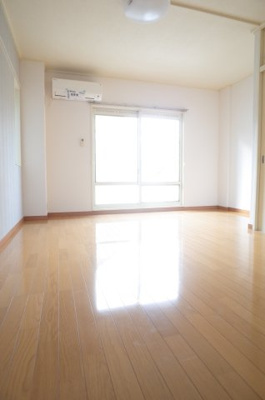 【居間・リビング】 | 神明マンション | お部屋は７帖、床が淡いカラーリングで広く感じます！