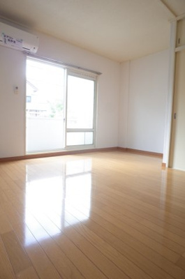 【居間・リビング】 | 神明マンション | 収納脇のくぼんだ１帖スペースが実は使いやすそう。