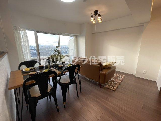 インテリジェントシティの居間・リビング|LDK12.6帖
■物件内覧・資金計画相談・住宅ローン相談、リフォーム相談、お問合せ受付中■
※当日・翌日のご内覧、ご相談はお電話でのお問合せがスムーズです！