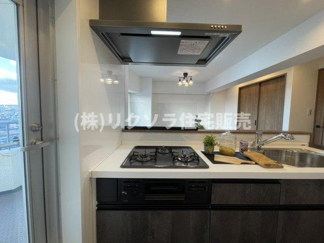 インテリジェントシティのキッチン|ビルトイン三口コンロ
■物件内覧・資金計画相談・住宅ローン相談、リフォーム相談、お問合せ受付中■
※当日・翌日のご内覧、ご相談はお電話でのお問合せがスムーズです！