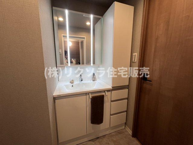 インテリジェントシティの独立洗面台|収納力有り三面鏡付き独立洗面台　センターライト付き
■物件内覧・資金計画相談・住宅ローン相談、リフォーム相談、お問合せ受付中■
※当日・翌日のご内覧、ご相談はお電話でのお問合せがスムーズです！