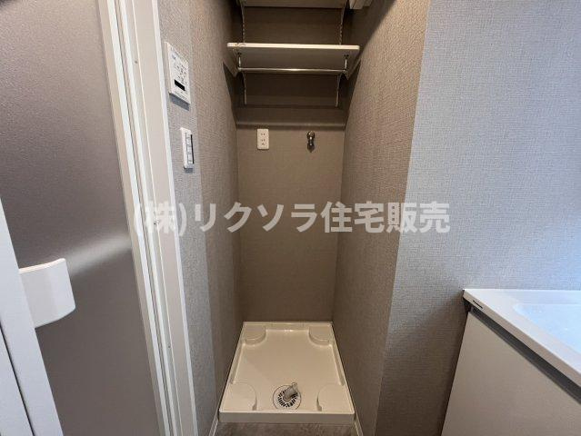 インテリジェントシティのランドリースペース|ドラム式も設置可能　上部棚付き
■物件内覧・資金計画相談・住宅ローン相談、リフォーム相談、お問合せ受付中■
※当日・翌日のご内覧、ご相談はお電話でのお問合せがスムーズです！