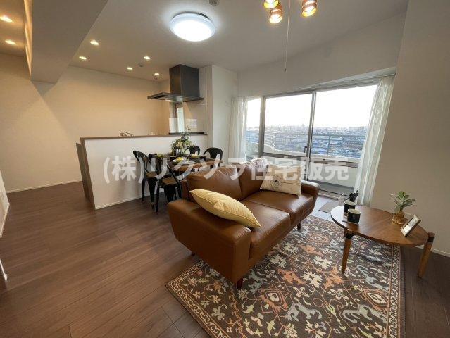 インテリジェントシティの居間・リビング|LDK12.6帖
■物件内覧・資金計画相談・住宅ローン相談、リフォーム相談、お問合せ受付中■
※当日・翌日のご内覧、ご相談はお電話でのお問合せがスムーズです！