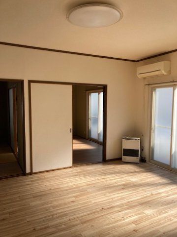 桜団地（H)の居間・リビング|こちらの居間で趣味の時間をお楽しみください