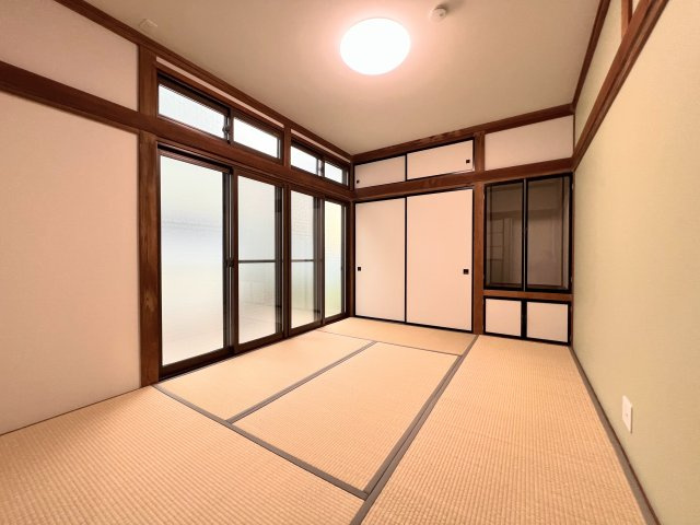 米沢市太田町5丁目2-34　中古住宅の和室|玄関脇の和室は客間として重宝するのではないでしょうか。