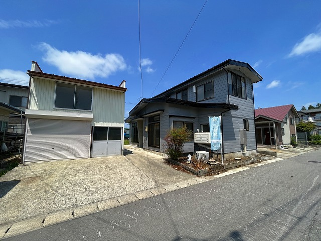 米沢市太田町5丁目2-34　中古住宅の駐車場|4台駐車可能（内車庫1台）