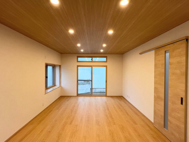 米沢市太田町5丁目2-34の居間・リビング|木質感のある温かみの感じられるLDK