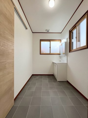 米沢市太田町5丁目2-34　中古住宅の独立洗面台