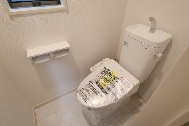 【トイレ】 | 《仲介手数料無料》中央区上落合６丁目14-1(2号棟)新築一戸建てサニータウン | 撮影日 2025年8月22日 17:00 曇り