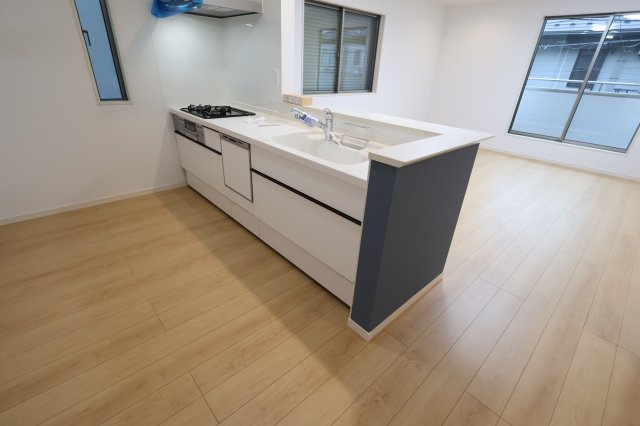 【キッチン】 | 《仲介手数料無料》中央区上落合６丁目14-1(2号棟)新築一戸建てサニータウン | 撮影日 2025年8月22日 17:00 曇り