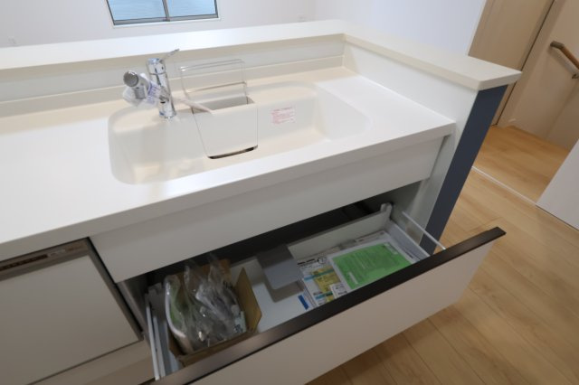 【キッチン】 | 《仲介手数料無料》中央区上落合６丁目14-1(2号棟)新築一戸建てサニータウン | 撮影日 2025年8月22日 17:00 曇り