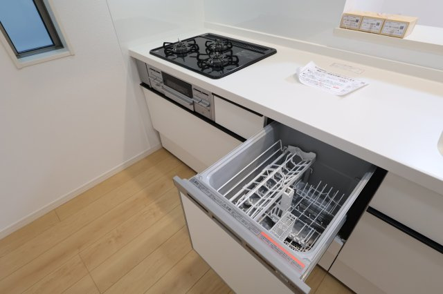 【キッチン】 | 《仲介手数料無料》中央区上落合６丁目14-1(2号棟)新築一戸建てサニータウン | 撮影日 2025年8月22日 17:00 曇り