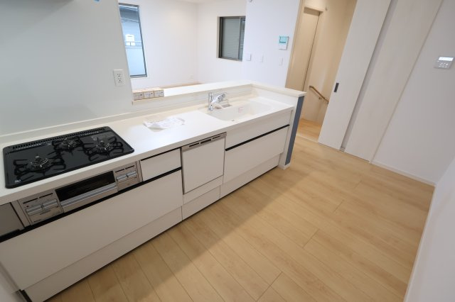 【キッチン】 | 《仲介手数料無料》中央区上落合６丁目14-1(2号棟)新築一戸建てサニータウン | 撮影日 2025年8月22日 17:00 曇り