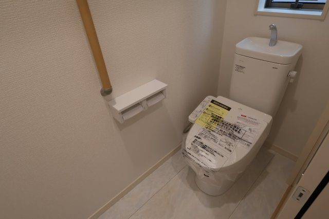 【トイレ】 | 《仲介手数料無料》中央区上落合６丁目14-1(2号棟)新築一戸建てサニータウン | 撮影日 2025年8月22日 17:00 曇り