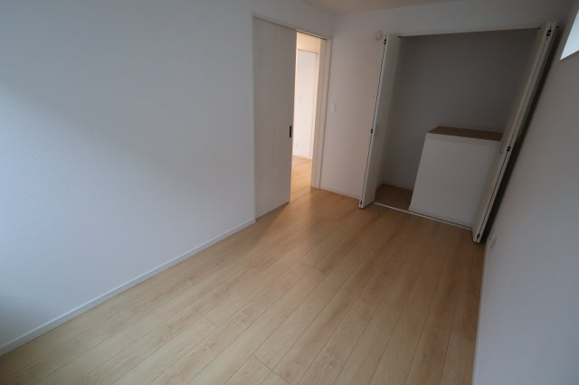 【洋室】 | 《仲介手数料無料》中央区上落合６丁目14-1(2号棟)新築一戸建てサニータウン | 撮影日 2025年8月22日 17:00 曇り