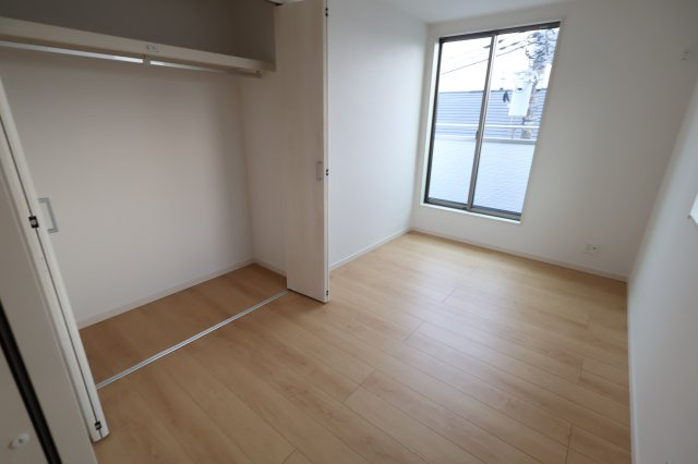 【洋室】 | 《仲介手数料無料》中央区上落合６丁目14-1(2号棟)新築一戸建てサニータウン | 撮影日 2025年8月22日 17:00 曇り