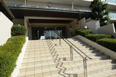 【エントランス】 | 日商岩井緑地公園マンション | サイトに掲載されていない箇所の写真、撮影してお届けさせて頂きます！気になる物件で、見たい部分の画像が無い場合は、弊社スタッフまでご連絡下さいませ。お客様の気になる箇所を、カメラにて撮影して参ります！