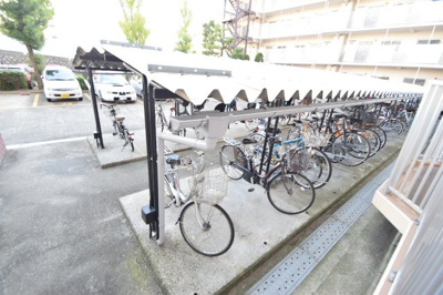 【駐輪場】 | 日商岩井緑地公園マンション | サイトに掲載されていない箇所の写真、撮影してお届けさせて頂きます！気になる物件で、見たい部分の画像が無い場合は、弊社スタッフまでご連絡下さいませ。お客様の気になる箇所を、カメラにて撮影して参ります！
