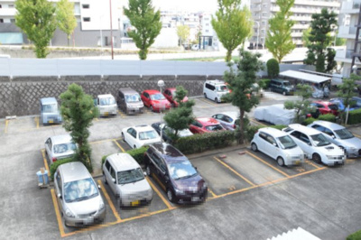 【駐車場】 | 日商岩井緑地公園マンション | 現在ご返済中のカーローン・カードローン・教育ローンなどを住宅ローンに一本化したり、家具家電購入費用・引越し費用を住宅ローンと組み合わせるなど、お客さまにメリットの多い住宅ローンのご提案が可能です。