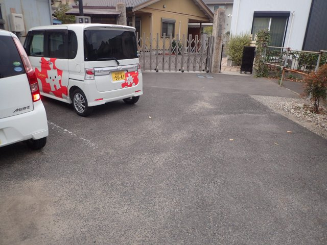 マルサンハイツの駐車場