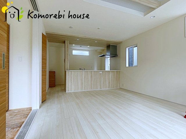 桶川市上日出谷南3丁目　新築一戸建て　ブルーミングガーデン　01の居間・リビング|ゆったりとした居間です