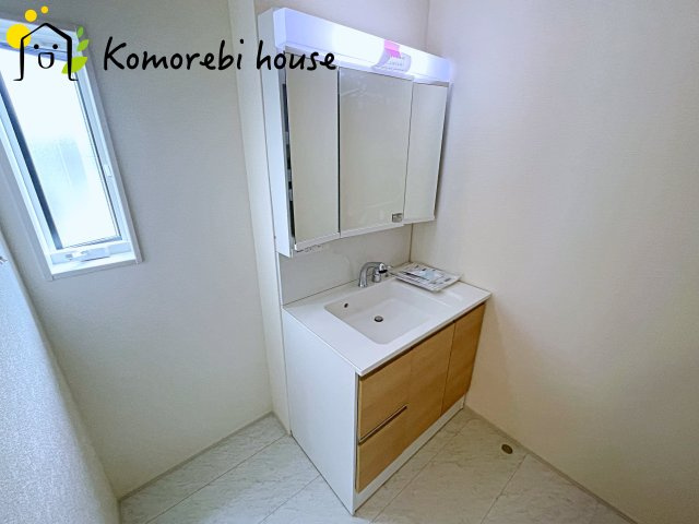 桶川市上日出谷南3丁目　新築一戸建て　ブルーミングガーデン　01の独立洗面台|独立洗面台あり、毎朝おしゃれに忙しい女性の方におすすめです