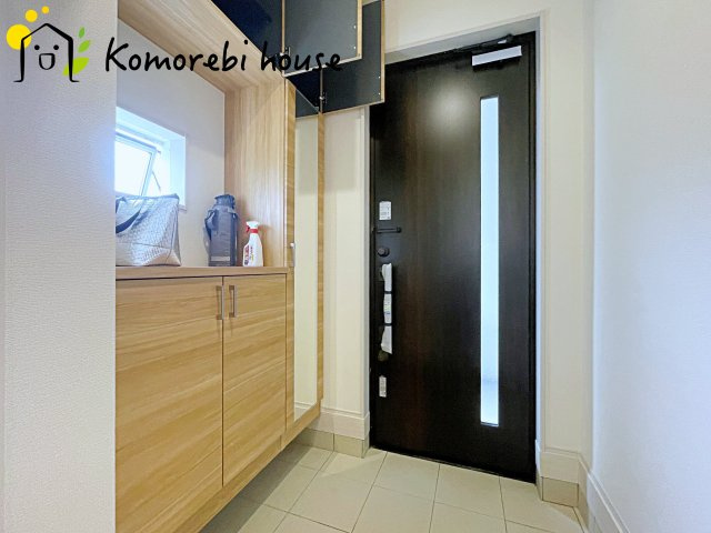 桶川市上日出谷南3丁目　新築一戸建て　ブルーミングガーデン　01の玄関|収納もある玄関です