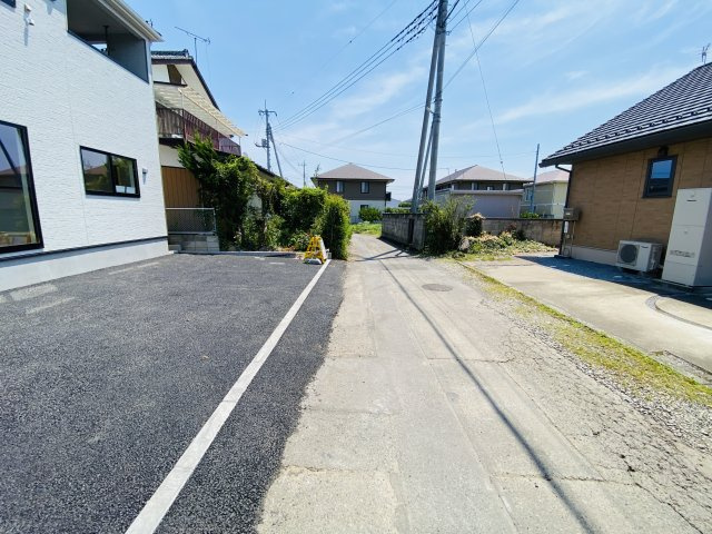 新築　佐波郡玉村町下新田第4　クレイドルガーデン　１号棟の前面道路含む現地写真|現地写真　南側接道幅員約4ｍ	