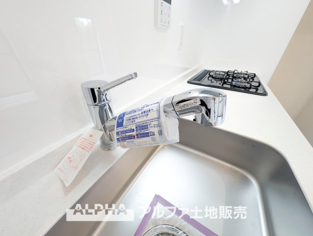 エトワール日野台のキッチン|【Water cleaner】
◆浄水器◆蛇口から流れ出すお水はクリーンでいつも楽しめます。また浄水器内臓シャワー混合栓なので場所取らずのスッキリとしたスタイルです。