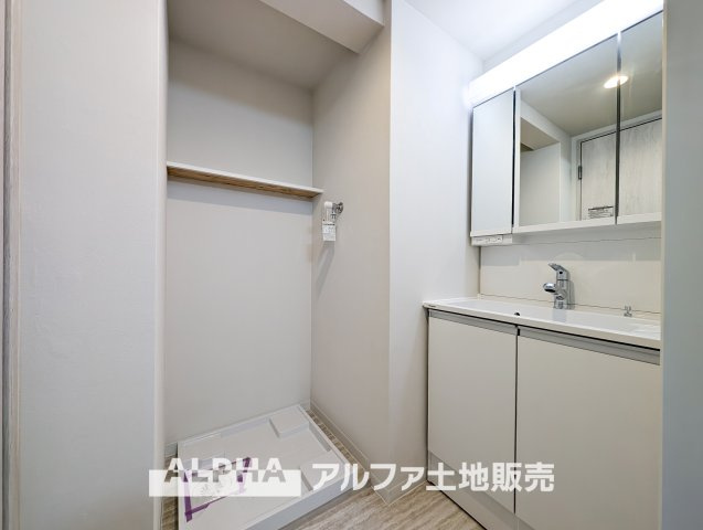 エトワール日野台の独立洗面台|【trifold mirror】
◆三面鏡◆身支度には、歯ブラシ・コップ・化粧品類など様々な小物を使用するので散らかってしまいがち。鏡の裏収納でたっぷり収納して生活感を隠し、スタイリッシュな空間に。