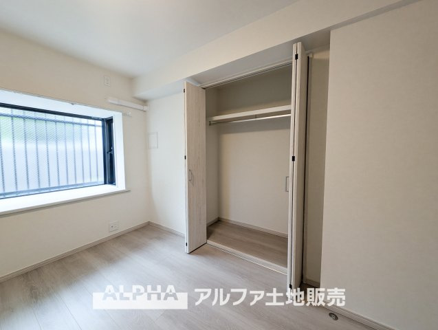 エトワール日野台の収納|【closet】
◆クローゼット◆大好きな服、大事なバッグやアクセサリー、そして大切な思い出の品々。そんなものを傍らにそっと置いておきたい。そんな時に重宝しますね