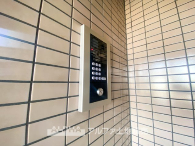 エトワール日野台の防犯設備|【Auto lock】
◆オートロック◆不要なセールスや不審者をシャットアウトし静かで快適なシステムは私達に恙ないライフスタイルを与えてくれます。