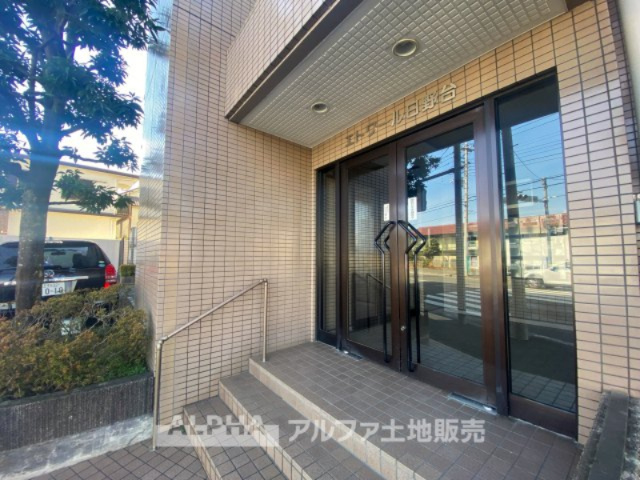 エトワール日野台|【Entrance】
◆エントランス◆重厚なドアーとロックらタイルのエントランスが住まう人を迎えてくれる。扉を開けると温もりと幸せと楽しさいっぱいの我が家に帰る事が出来る安心感。