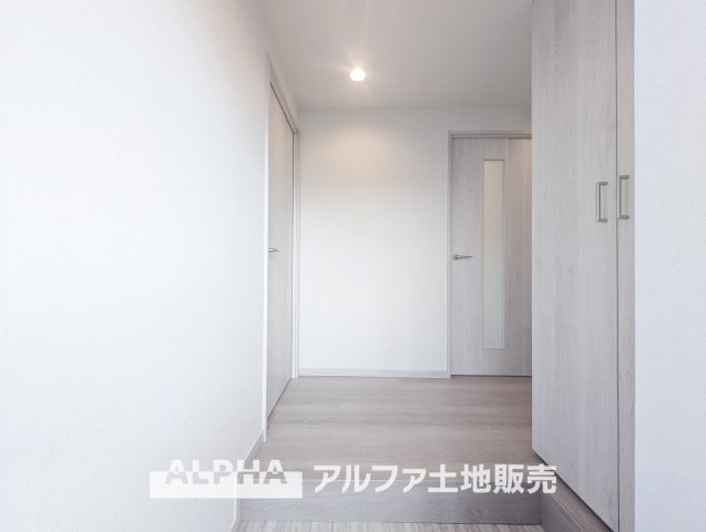 エトワール日野台の玄関|【Entrance】
◆玄関◆大きなシューズクロークはお気に入りの1足をしまう大切な場所。ダウンライトにまばゆく照らされたエントランス。