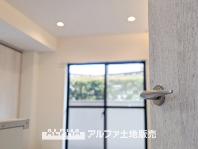 エトワール日野台の居間・リビング|【The world which dozes】
◆サンサンと◆差し込む太陽の光がこのリビングに笑いをもたらす。ソファの上のクッションがポカポカした暖気にぬくぬくと微睡んでいる。