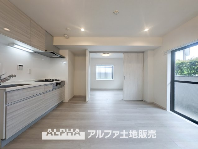 エトワール日野台の居間・リビング|【Livingroom】
◆爽やかな空間◆窓をあけるとリビングに通り抜ける清々しく心地よい冷涼なそよ風がこの空間を涼しくしてくれる。風通しの良さは人にとっても家にとっても健康的で気持ちいいものです。