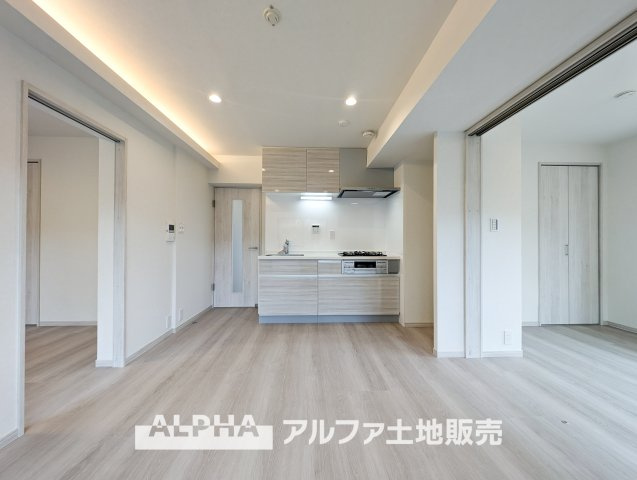 エトワール日野台の居間・リビング|【Movable partition】
◆可動式間仕切り◆普段は大きなＬＤＫとして過ごし、来客時には時には間仕切りを利用し客間として使えるストアルーム。使い勝手は無限大です。