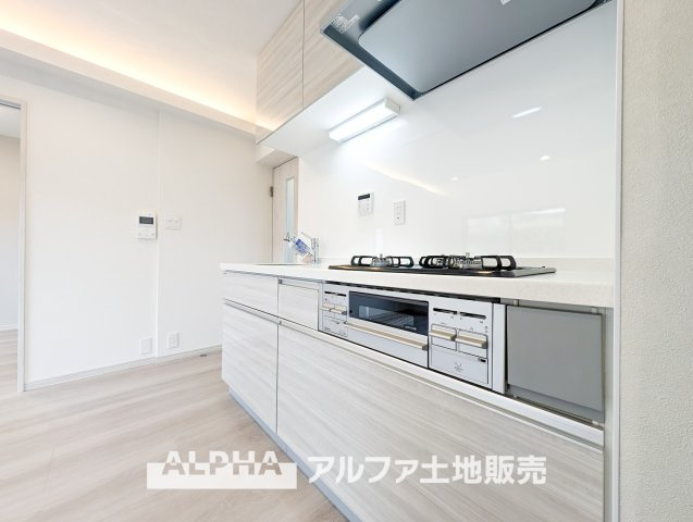 エトワール日野台のキッチン|【Comfortable living】
◆居心地のいい暮らし◆には欠かせない眩い採光。ゆったりとした幅の窓からこの空間に降り注ぐ採光が絶えない。明るいリビングこそ居心地のいい暮らしが待っていると思う