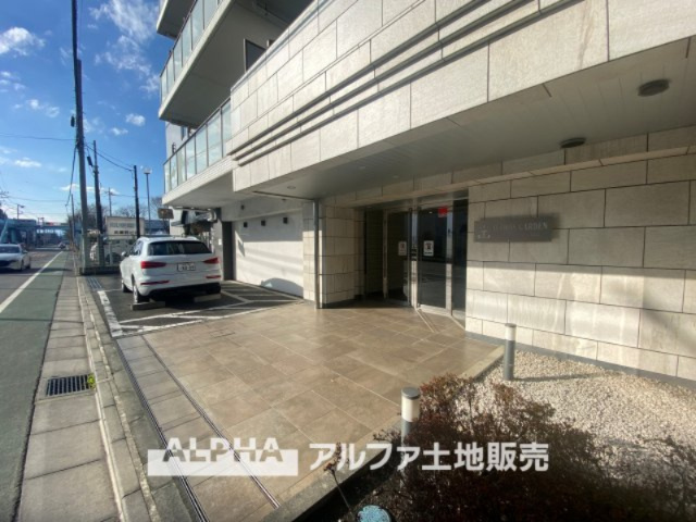 アルソスガーデン昭島の外観|【Entrance】
◆エントランス◆重厚なドアーとロックらタイルのエントランスが住まう人を迎えてくれる。扉を開けると温もりと幸せと楽しさいっぱいの我が家に帰る事が出来る安心感。