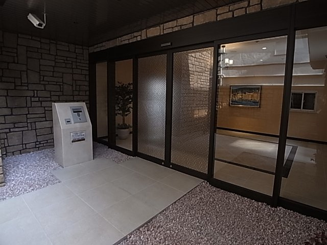 神戸市兵庫区三川口町１丁目の賃貸マンションのエントランス